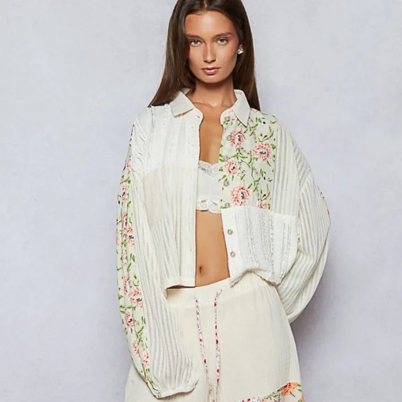 Summer Clearout 🩷🩷 Floral Patchwork & lace Top - Picture 4 of 4